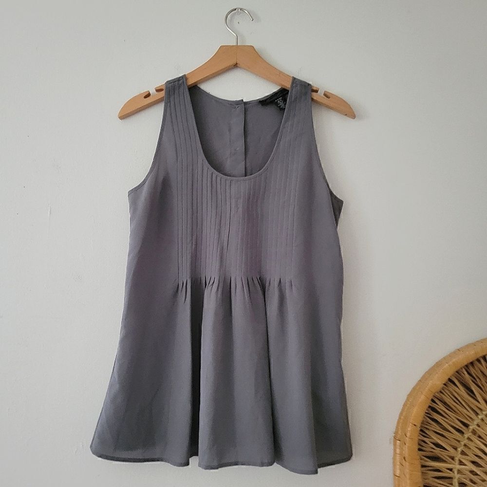 Kenneth Cole New York Gray Sleeveless Blouse Pleating Button Down S